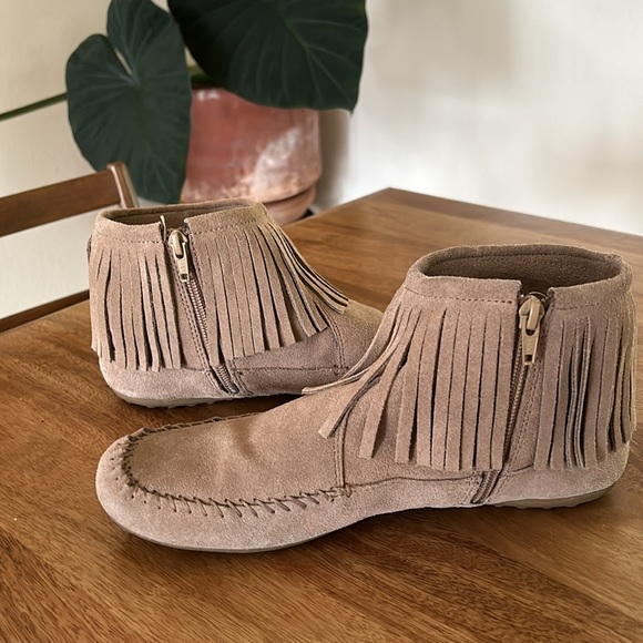 Minnetonka Moccasins - Picture 2 of 4